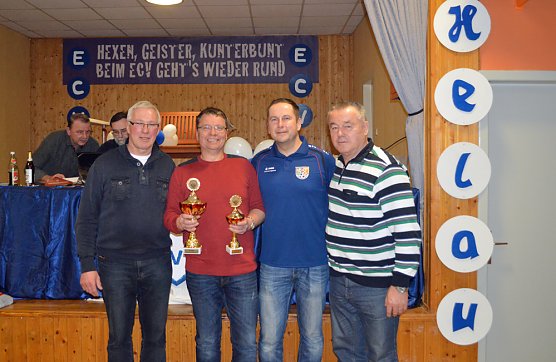 Fu&szlig;baller beim Skat (Foto: Privat)