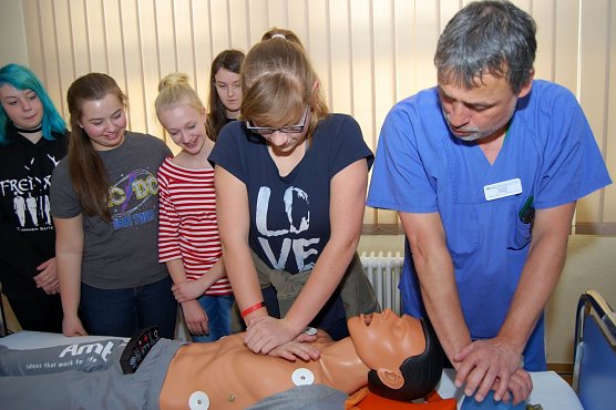 Gymnasiasten lernen leben retten (Foto: Helios Eisleben, Lakomy)
