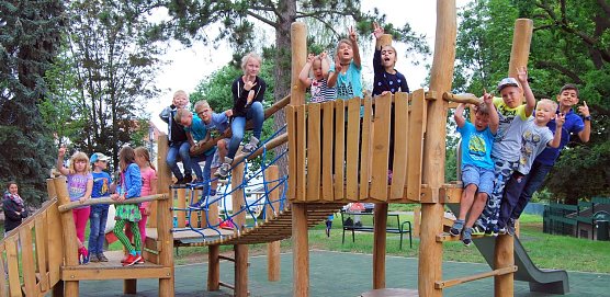 Hortkinder bringen Patienten ein St&auml;ndchen (Foto: Helios Eisleben)