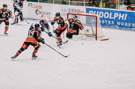 Deutlich mit 0:6 (0:3; 0:2; 0:1) verloren die Harzer Falken vor der Rekordkulisse in dieser Saison von 1.060 Zuschauern gegen die EC Hannover Indians und sp&uuml;ren nun den Timmendorfer Atem immer deutlicher im Nacken (Foto: EC Harzer Falken)