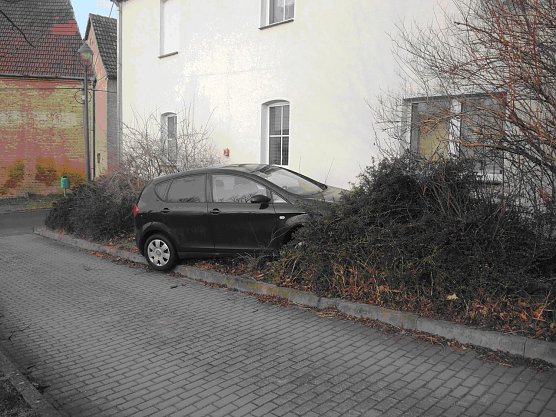 Fahrt endet an einer Hauswand (Foto: Polizei MSH)