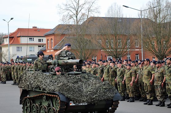 Kommandeurswechsel am Bundeswehrstandort Sondershausen (Foto: Karl-Heinz Herrmann) Kommandeurswechsel am Bundeswehrstandort Sondershausen (Foto: Karl-Heinz Herrmann)