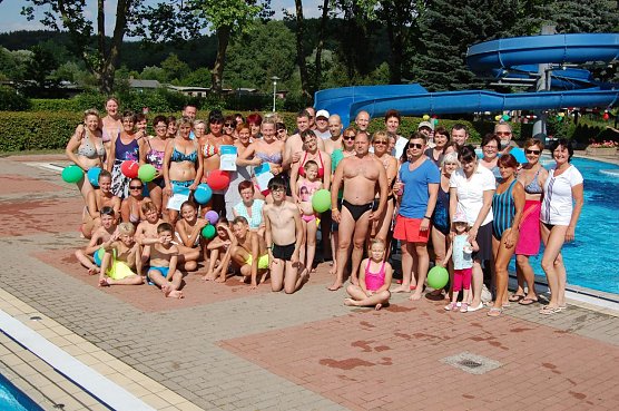 Spa&szlig; und Erfolg beim gro&szlig;en Schwimmevent in Hettstedt (Foto: Helios Klinik)