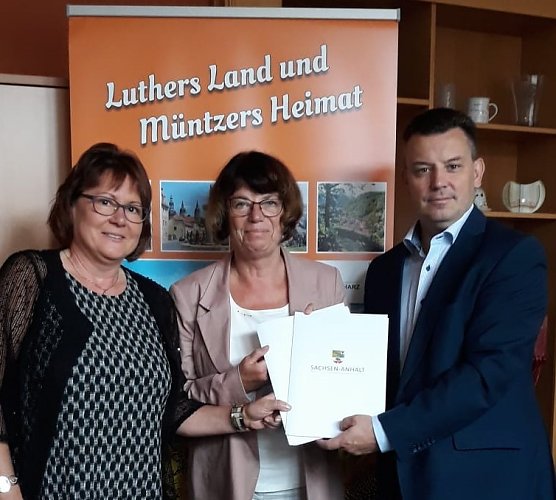 F&ouml;rderbescheid &uuml;berreicht (Foto: Ministerium der Finanzen)