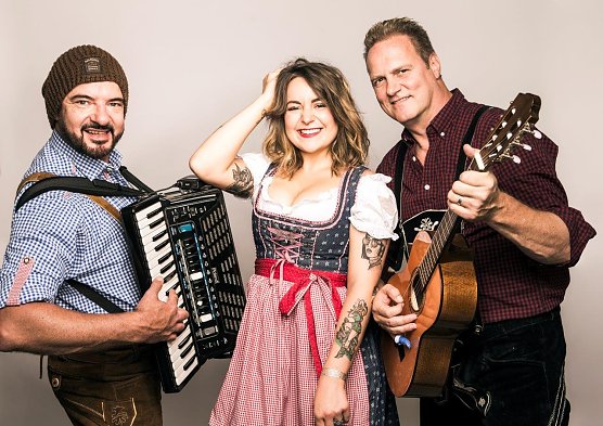 Susi Platte, DJ Steven H. und die Band BiBaGaudi sorgen f&uuml;r Gaudi-Spa&szlig; und beste Stimmung (Foto: Autohaus Peter GmbH)