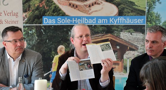 Kunstführer zum Kyffhäuser-Denkmal vorgestellt (Foto: Karl-Heinz Herrmann) Kunstführer zum Kyffhäuser-Denkmal vorgestellt (Foto: Karl-Heinz Herrmann)