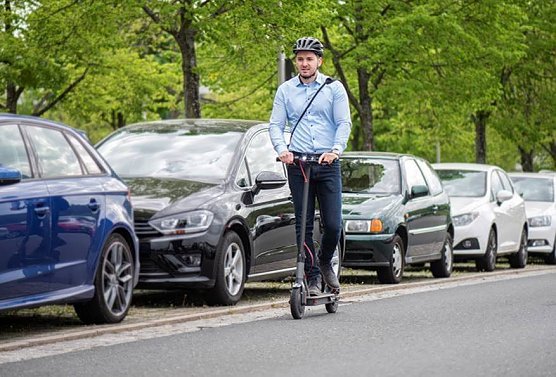 Um E-Scooter im Stra&szlig;enverkehr zu nutzen, braucht man eine Versicherung (Foto: HUK Coburg)