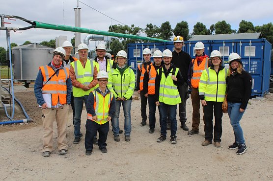 Auf dem zu sanierenden Areal Eurogate in Hamburg zusammen mit der Hamburger Beh&ouml;rde f&uuml;r Umwelt und Energie und der reconsite GmbH  (Foto: privat)