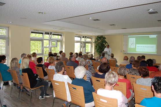 Vortrag zur Osteoporose (Foto: Helios Klinik Hettstedt, Dagmar Mansfeldt ) Vortrag zur Osteoporose (Foto: Helios Klinik Hettstedt, Dagmar Mansfeldt )