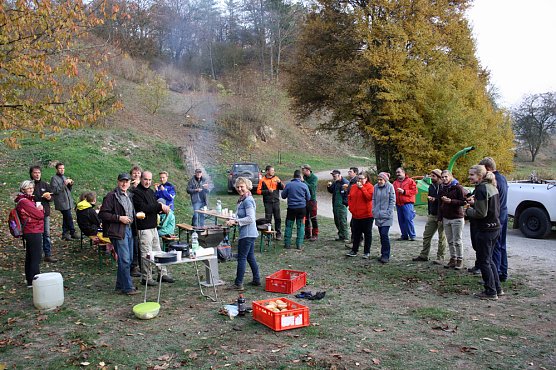 Arbeitseinsatz N&auml;he der Barbarossah&ouml;hle (Foto: Natura2000)