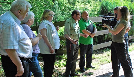 Pro Baum hatte eingeladen, Peter Frobel gab dem TV-Sender PunktUm ein Interview. Im Vordergrund links die Eigent&uuml;merfamilie Ludwig und Gudrun Peter. (Foto: J.Miche)