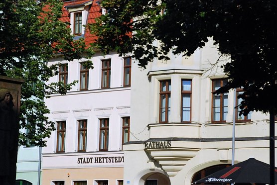 Statt einer hilfreichen Idee kam die K&uuml;ndigung des Mietvertrages aus dem Erker. Dort sitzt B&uuml;rgermeister Fuhlert. (Foto: J. Miche)