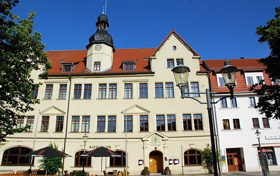 Das Hettstedter Rathaus. In der unteren Etage ist der Ratskeller untergebracht, dessen Existenz auf der Kippe steht, nachdem dem Betreiberpaar gek&uuml;ndigt worden ist.  (Foto: J. Miche )