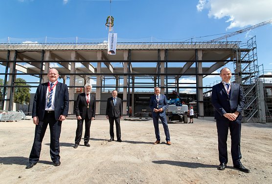 Richtfest f&uuml;r die neue Dampflokwerkstatt in Wernigerode (v. l. n. r.): Sachsen-Anhalts Verkehrsminister Thomas Webel, Sachsen-Anhalts Wirtschaftsminister Prof. Dr. Armin Willingmann, HSB- Gesch&auml;ftsf&uuml;hrer Matthias Wagener, Wernigerodes Oberb&uuml;rgermeister Peter Gaffert und Staatssekret&auml;r Torsten Weil vom Th&uuml;ringer Ministerium f&uuml;r Infrastruktur und Landwirtschaft (Foto: HSB)