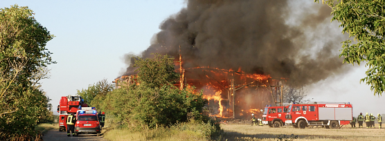 Die Rote Scheune bei Sandersleben brennt. Sechs Feuerwehren aus der Umgebung wurden zum Einsatz gerufen (Foto: J. Miche)