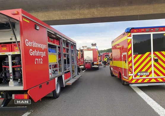 Lange Vollsperrung der A 4 nach Lkw-Brand (Foto: Autobahnpolizei) Lange Vollsperrung der A 4 nach Lkw-Brand (Foto: Autobahnpolizei)