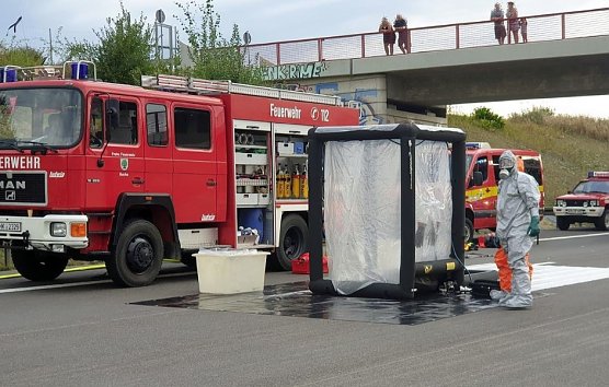 Lange Vollsperrung der A 4 nach Lkw-Brand (Foto: Autobahnpolizei) Lange Vollsperrung der A 4 nach Lkw-Brand (Foto: Autobahnpolizei)