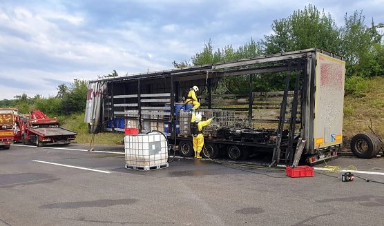 Lange Vollsperrung der A 4 nach Lkw-Brand (Foto: Autobahnpolizei) Lange Vollsperrung der A 4 nach Lkw-Brand (Foto: Autobahnpolizei)