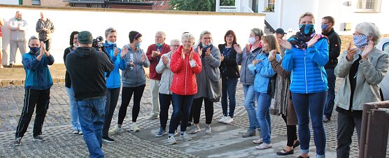 Geste der Achtung und des Dankes. Eltern und Gro&szlig;eltern applaudieren den acht Lehrkr&auml;ften, die zwei Wochen lang unterrichtet haben. Ab heute unterrichten die regul&auml;ren Lehrerinnen. (Foto: J. Miche)