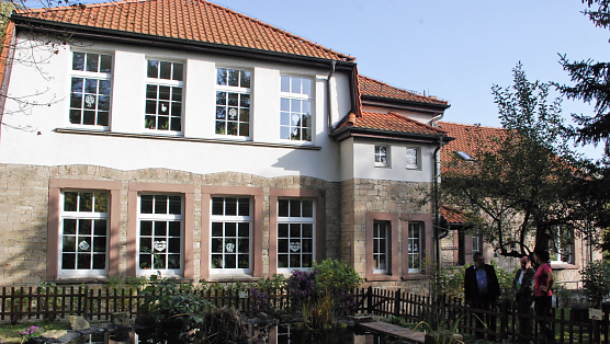 In Heiligenthal gibt es Unterricht in einer Villa inmitten gr&uuml;ner Natur.  (Foto: J. Miche)