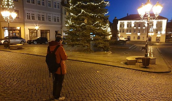 Der Eisleber Weinachtsmarkt mit den einsamen Weihnachtsb&auml;umen am zeitigen Sonntagmorgen (Foto: privat)
