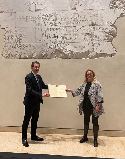 Zuwendungsbescheid überreicht (Foto: Karin Budde) Zuwendungsbescheid überreicht (Foto: Karin Budde)