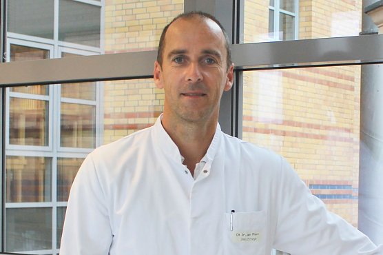 Dr. Jan Phenn, Chefarzt f&uuml;r Unfallchirurgie und Orthop&auml;die der Helios Klinik Sangerhausen (Foto: Helios Klinik )