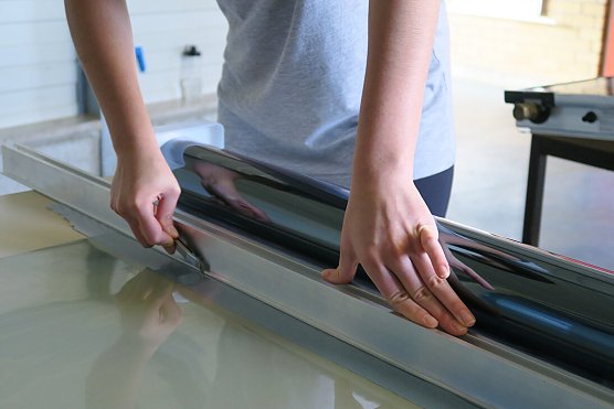 Sonnen&shy;schutz&shy;folien halten Hitze drau&szlig;en und ersparen bestenfalls sogar den Kauf eines Klimager&auml;ts. (Foto: Stiftung Warentest)