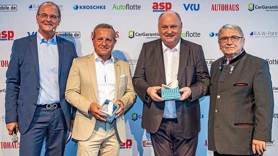 Thomas Peckruhn (2. v.l.) und Helmut Peter (2. v.r.) freuten sich &uuml;ber die Auszeichnung. Mit auf dem Bild: Ralph M. Meunzel (links) und Klas-Dieter Breitschwert (rechts) (Foto: Hans Friedrich, mit freundlicher Genehmigung AUTOHAUS)