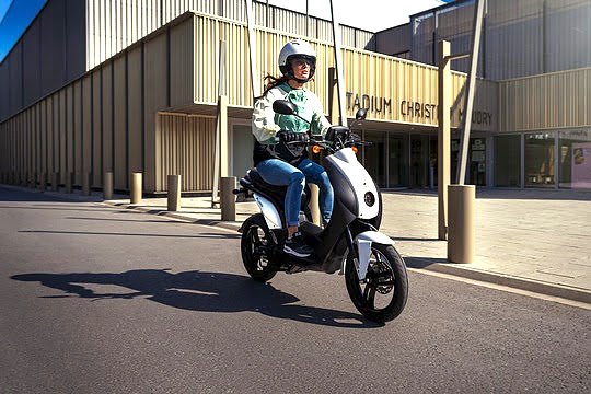Jugendliche ab 15 Jahren k&ouml;nnen mit dem neuen F&uuml;hrerschein AM ihre Freiheit deutschlandweit auf einem Roller mit bis zu 45km/h genie&szlig;en. (Foto: Peugeot Motocycles)