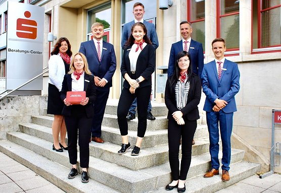 v.li. vorne Emily Baum (Auszubildende); vorne Mitte: Celina Krause (im 2. Lehrjahr); vorne rechts Cora Barthelm&auml;s (Auszubildende);  v.l.hinten Heike Stegmann (Ausbildungsleiterin); Heinz-Philipp D&ouml;rre (Auszubildender); Henrik Schmidt (Auszubildender); Ren&eacute; Leipnitz (Vorstandsmitglied); Moritz Wille (Auzubildender). (Foto: Eva Maria Wiegand)