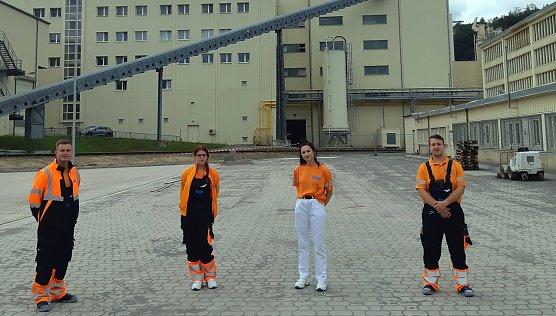 Von links nach rechts: Ausbilder Lukas Kleemann, Josefine Hanisch, Heidi Liebold und Ausbilder Jonas Franke (Foto: Knauf)