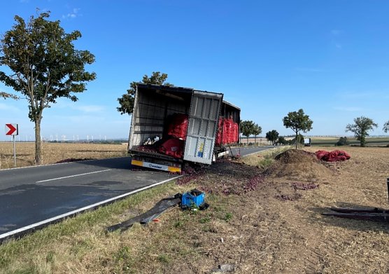 Liegengebliebender Sattelzug (Foto: Polizei Mansfeld-S&uuml;dharz )