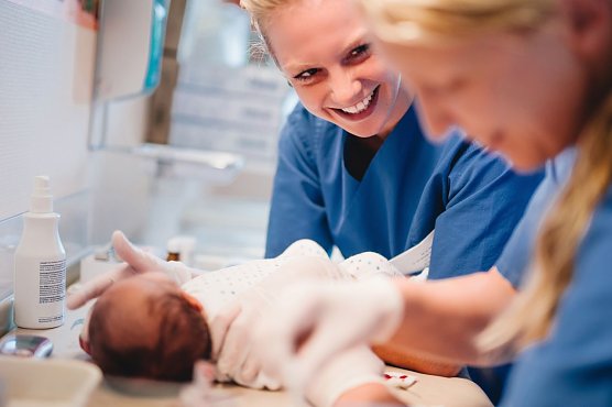 Neugeborenenpflege  (Foto: Helios Klinik Sangerhausen )