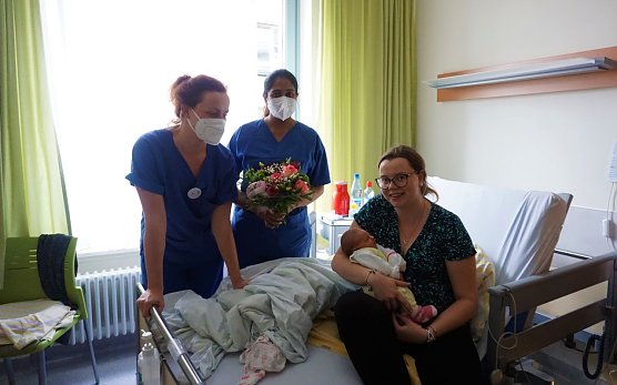 Foto: (v.l.n.r.) Sabrina Schli&szlig;ke, Fach&auml;rztin f&uuml;r Frauenheilkunde und Geburtshilfe, Priyanka Venkatesh, Assistenz&auml;rztin f&uuml;r Frauenheilkunde und Geburtshilfe, Lena Einicke und Lilly Siebenh&uuml;ner (Foto: Fotocredit: Helios Kliniken Mansfeld-S&uuml;dharz, Antonia B&uuml;tof)