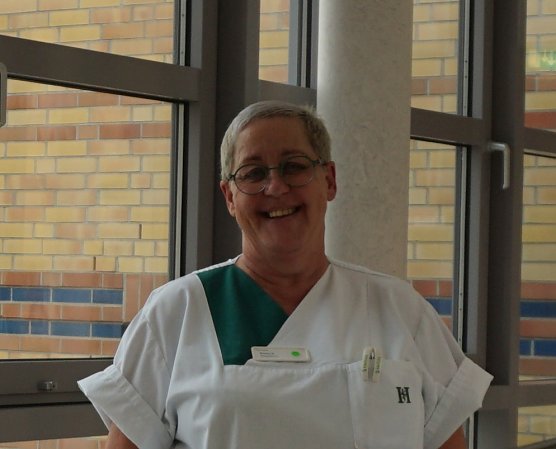 <i>Beate Bierau (Kinderpflegerin in der Helios Klinik Sangerhausen)</i> (Foto: Helios Kliniken Mansfeld-S&uuml;dharz, Antonia B&uuml;tof.)