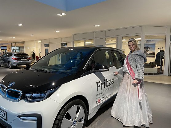 Neuer Dienstwagen f&uuml;r Rosenprinzessin  (Foto: Foto: Heiko  Le&szlig;mann - Rosenstadt Sangerhausen GmbH  )
