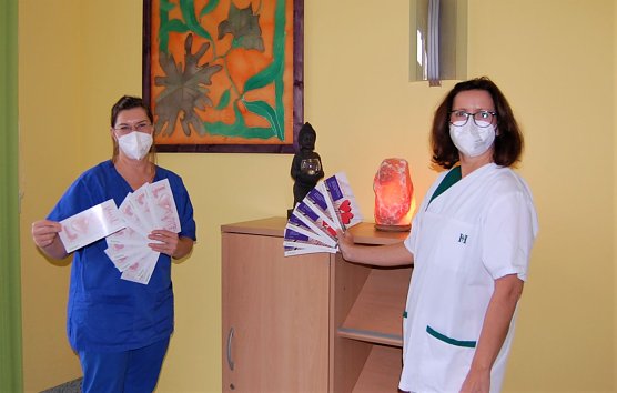 Schwester Cathrin und Schwester Daniela aus der Helios Klinik Hettstedt &uuml;berbrachten Herzenskarten (Foto: Helios Klinik,  Dagmar Mansfeldt)