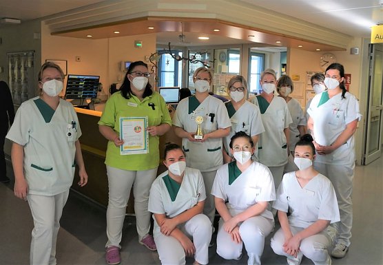 Die Pflegekr&auml;fte, Bereichsleitung Jeanette Gensow (zweite von links) und die Auszubildenden freuen sich &uuml;ber die Auszeichnung als beste Ausbildungsstation 2021 (Foto: Helios Kliniken Mansfeld-S&uuml;dharz, Antonia B&uuml;tof)