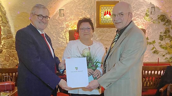 Wirtschaftsstaatssekret&auml;r Dr. J&uuml;rgen Ude hat heute das G&uuml;tesiegel Information zur Barrierefreiheit an das Hotel Restaurant Stolberger Hof und die Inhaberfamilie Ey in Stolberg im S&uuml;dharz &uuml;bergeben.  (Foto: Presse MWL)