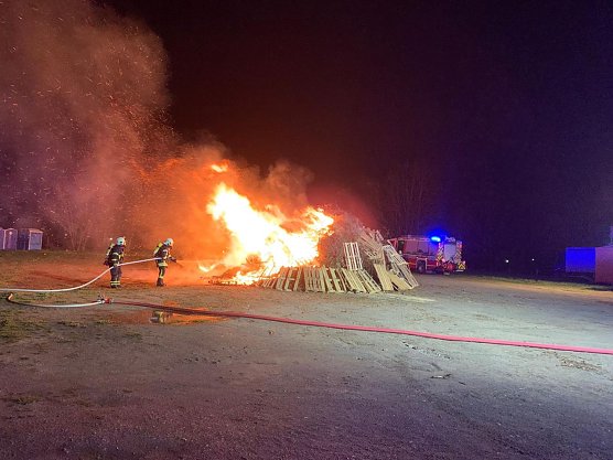 Osterfeuer angez&uuml;ndet  (Foto: Thomas Klaube )