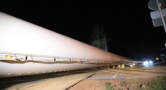 Windradflügel werden geliefert (Foto: S.Dietzel) Windradflügel werden geliefert (Foto: S.Dietzel)