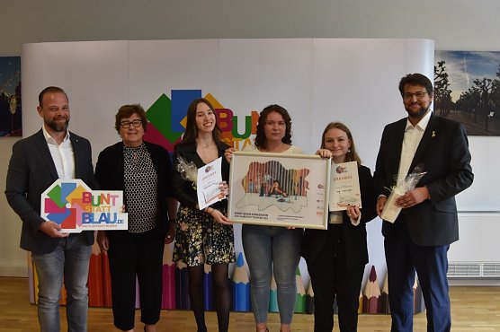 Amy Marie M&uuml;ller, Emely Schuppich, Anna Heyden, Sozialministerin Petra Grimm-Benne (Schirmherrin "bunt statt blau" in Sachsen-Anhalt), Madlen Dressel, Thea Helling und Uwe Hennemann, DAK-Chef in Sangerhausen. (Foto: Stefan Poetig/ DAK-Gesundheit)
