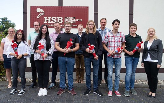 Berufsstart f&uuml;r die sechs neuen Auszubildenden der HSB (vordere Reihe) nach der offiziellen Begr&uuml;&szlig;ung am ersten Ausbildungstag durch Gesch&auml;ftsf&uuml;hrung sowie Ausbilderinnen und Ausbilder (hintere Reihe) (Foto: HSB)