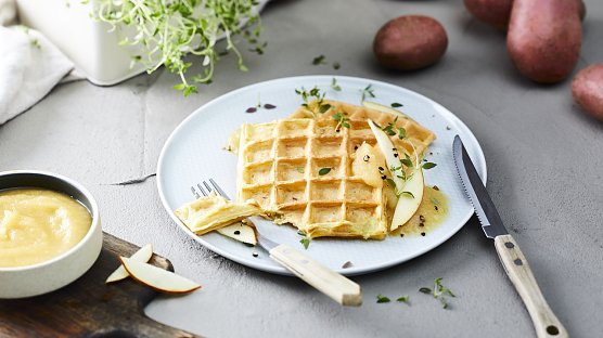 Wer einmal eine neue Kombination ausprobieren m&ouml;chte, sollte herzhafte Kartoffelwaffeln mit &Auml;pfeln probieren. (Foto: KMG)