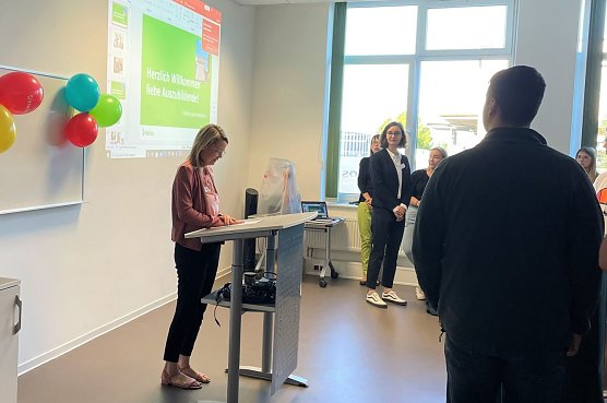 Laura Schmidt, Leiterin des Helios Bildungszentrums Mansfeld-S&uuml;dharz, begr&uuml;&szlig;t die neuen Auszubildenden zur Pflegefachkraft (Foto: Helios Kliniken Mansfeld-S&uuml;dharz GmbH | Antonia B&uuml;tof)