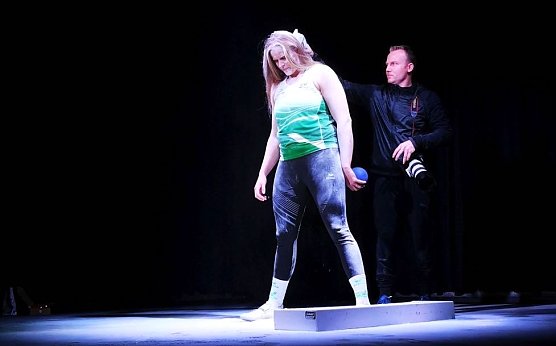 Sara Gambetta und Christoph Keil beim Foto-Shooting f&uuml;r das farbenpr&auml;chtige Plakat  (Foto: J.Piper)