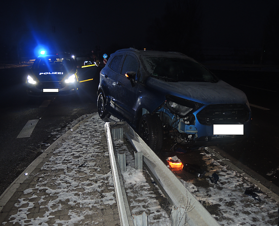 In Mittelleitplanke gefahren  (Foto: Polizei Mansfeld-S&uuml;dharz )