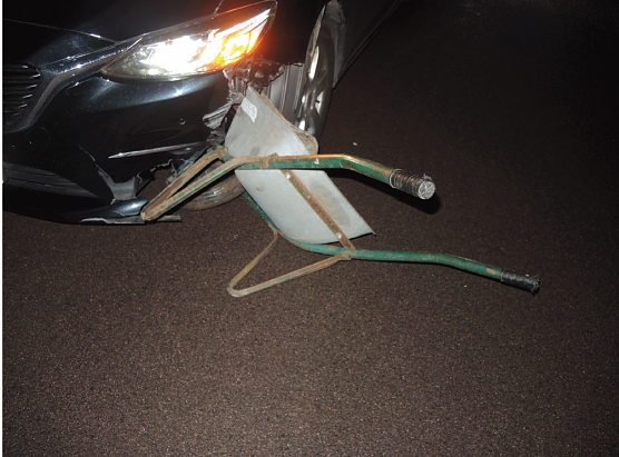 Mut Schubkarren kollidiert (Foto: Polizei Mansfeld-Südharz ) Mut Schubkarren kollidiert (Foto: Polizei Mansfeld-Südharz )