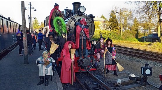 Hexen- und Teufelsvolk erobern die Dampflok der Bergwerksbahn, (Foto: Foto: Marco Zeddel (MBB)) Hexen- und Teufelsvolk erobern die Dampflok der Bergwerksbahn, (Foto: Foto: Marco Zeddel (MBB))